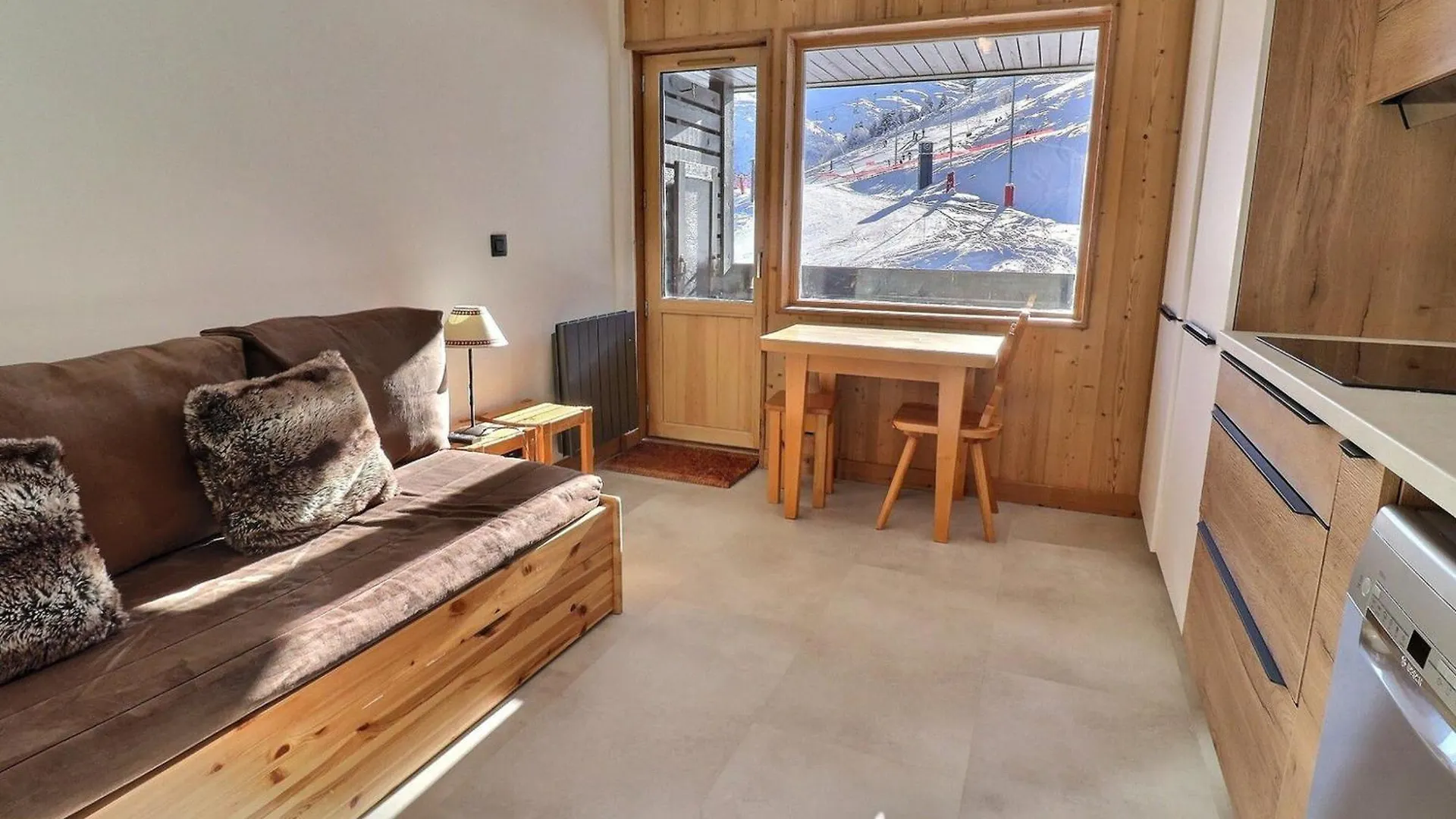 Apartment Studio Renove Au Pied Des Pistes, Expose Sud Avec Balcon Et Wi-Fi, Proche Commerces Et Esf - Fr-1-182-167 Meribel France