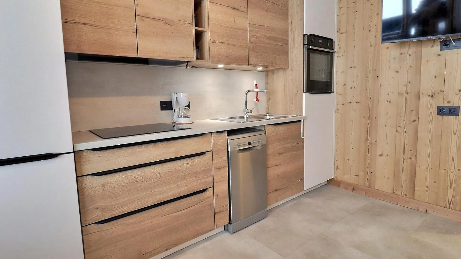 Studio Renove Au Pied Des Pistes, Expose Sud Avec Balcon Et Wi-Fi, Proche Commerces Et Esf - Fr-1-182-167 Meribel