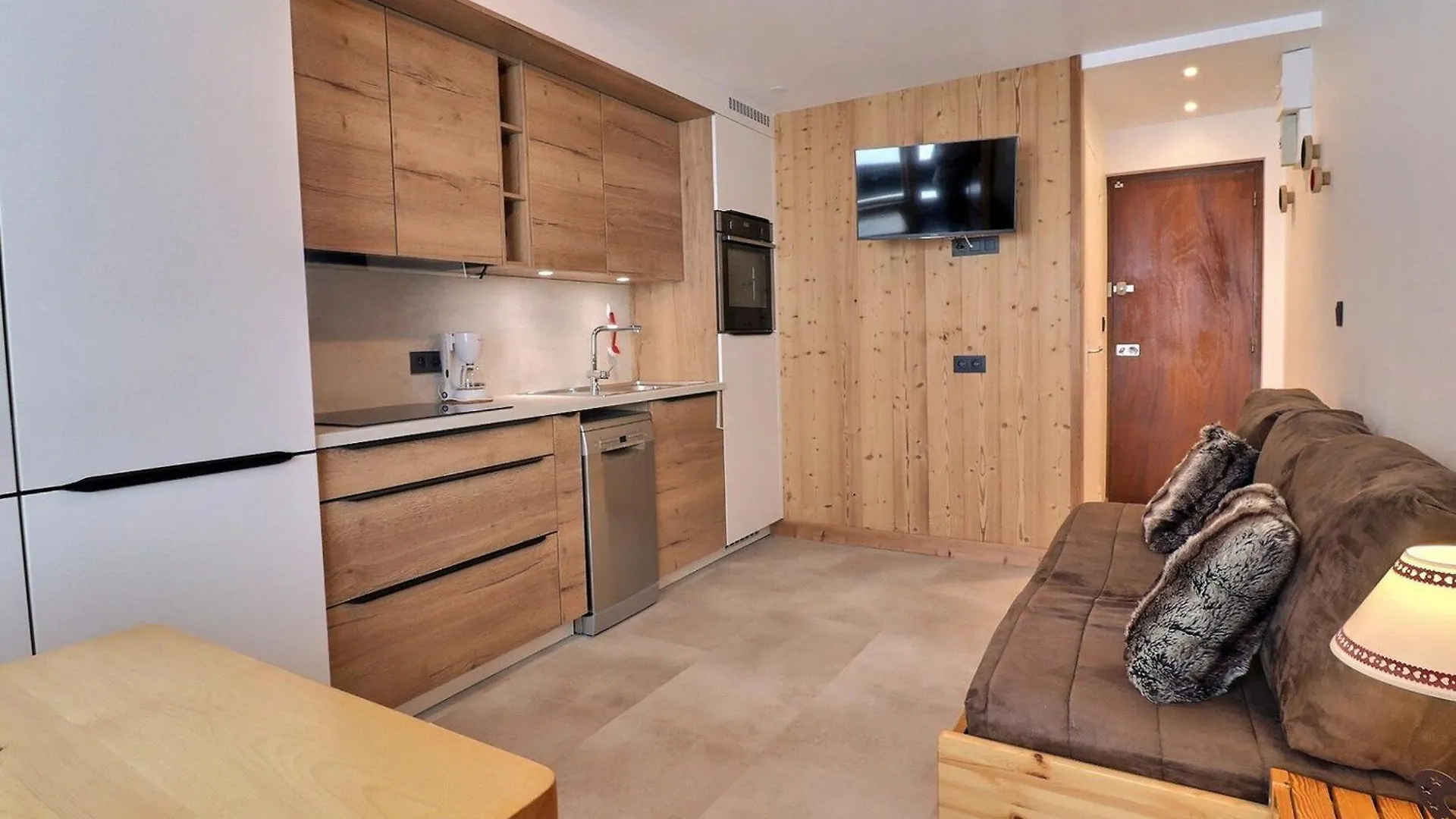Apartment Studio Renove Au Pied Des Pistes, Expose Sud Avec Balcon Et Wi-Fi, Proche Commerces Et Esf - Fr-1-182-167 Meribel
